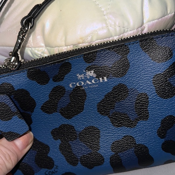 NWOT coach blue leopard wristlet has card pockets and side pocket inside - Picture 3 of 6